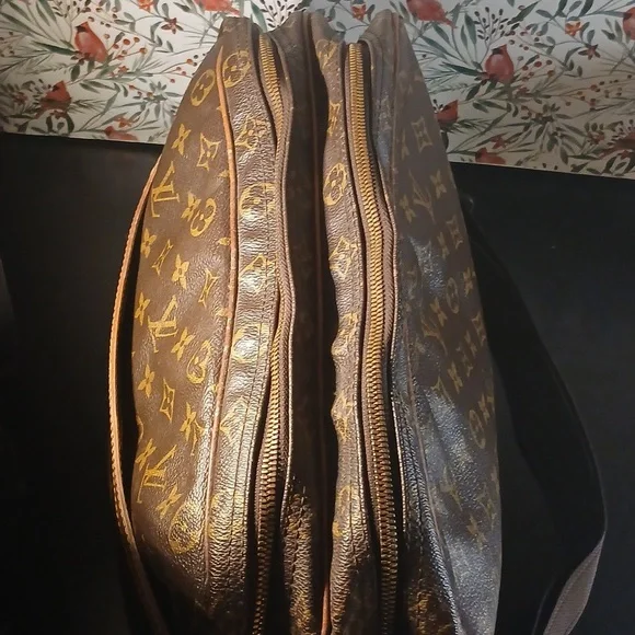 AUTHENTIC LOUIS VUITTON MONOGRAM DOUBLE COMARTMENT TRAVEL BAG. - Picture 14 of 16